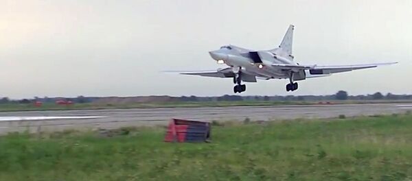 استقرار هواپیماهای تو-22 روسی در فرودگاه همدان ایران - اسپوتنیک ایران  