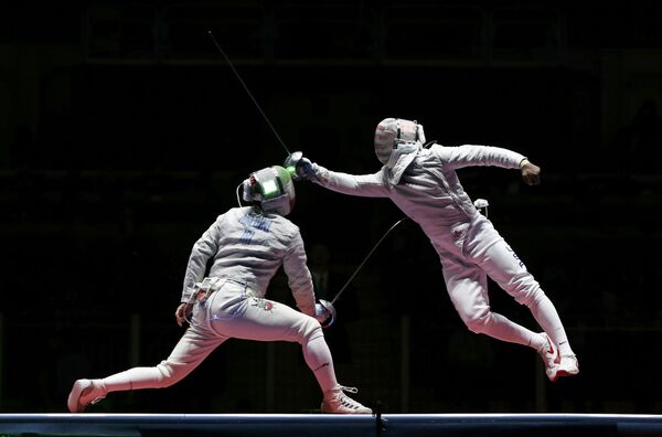 مجتبی عابدینی ورزشکار ایران و دریل هومر از آمریکا در مسابقه شمشیربازی المپیک ریو د ژانیرو - اسپوتنیک ایران  