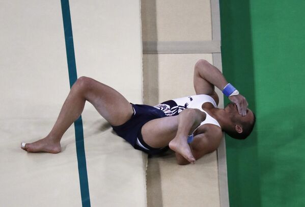 سمیر سعید ورزشکار  فرانسوی  پس از آسیب پایش در ژیمناستیک هنری در ریو د ژانیر - اسپوتنیک ایران  