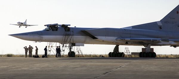 In this photo taken on Monday, Aug. 15, 2016, a Russian Tu-22M3 bomber stands on the tarmac while another plane lands at an air base near Hamedan, Iran. - اسپوتنیک ایران  