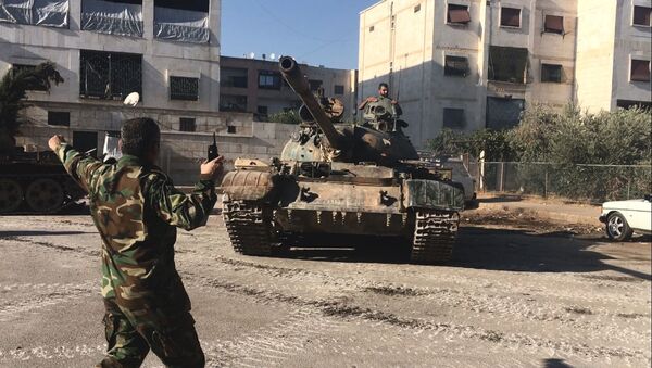 Бойцы сирийской армии во время наступления в районе училища тыла на юго-западе Алеппо в Сирии - اسپوتنیک ایران  
