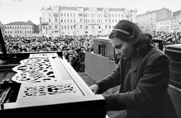 نوازنده پیانو در کنسرواتوری مسکو نینا پتروونا یملیانوا، 9 مه 1945 - اسپوتنیک ایران  