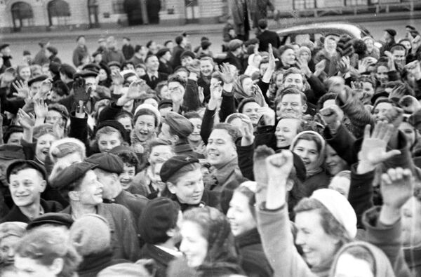 اهالی مسکو در میدان سرخ در روز پیروزی، روز 9 مه 1945 - اسپوتنیک ایران  