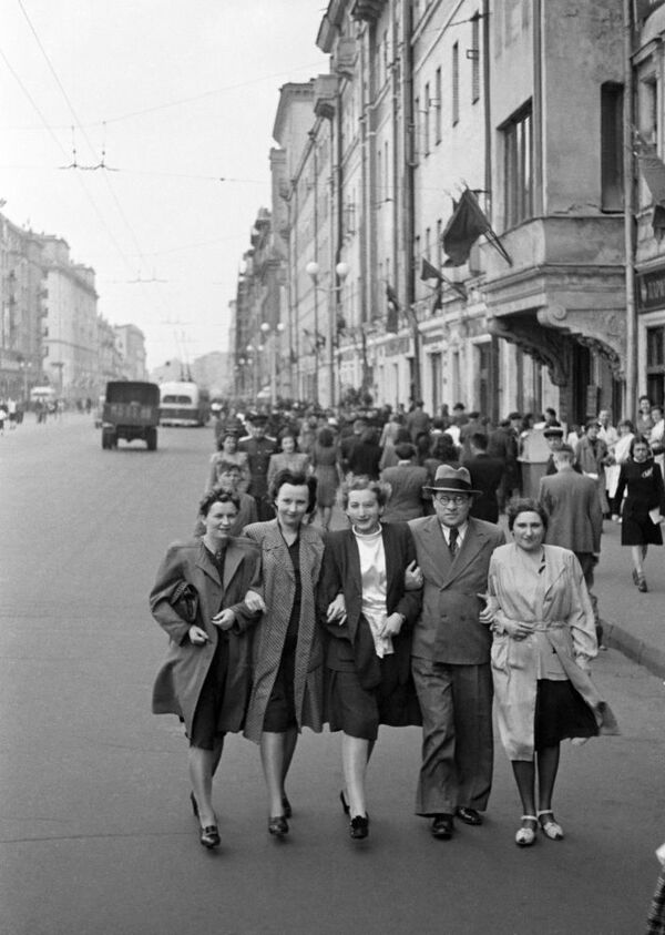 اهالی مسکو در خیابان گورکوا (نام امروز آن تورسکایا است) میدان سرخ روز 9 مه 1945 - اسپوتنیک ایران  