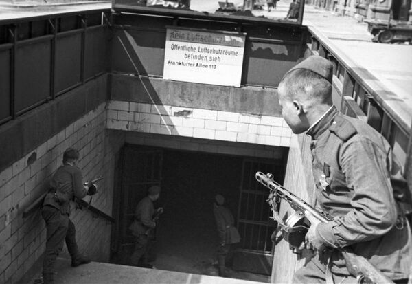 سربازان شوروی در کنار ورودی متروی برلین - اسپوتنیک ایران  