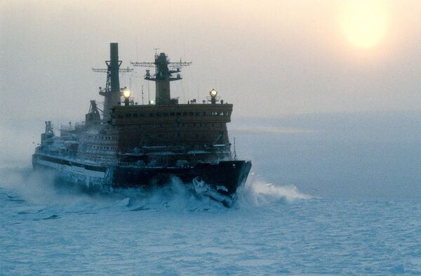 آرکتیکا اولین کشتی یخ شکن اتمی در جهان است که با عبور از آبهای یخ بسته به قطب شمال رسیده است. - اسپوتنیک ایران  