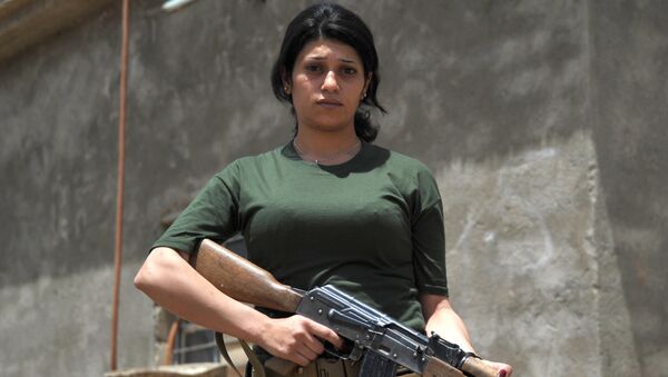 Курдская женщина-боец отряда, воюющего против ИГ в Ираке - اسپوتنیک ایران  