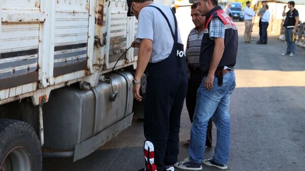 Проверка бака грузовика в Турции - اسپوتنیک ایران  