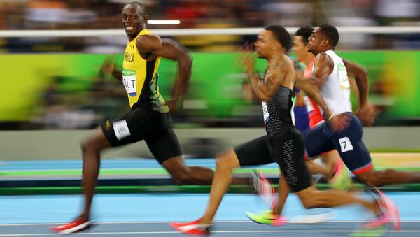 Ямайский бегун Усейн Болт улыбается в камеру во время стометровки на XXXI летних Олимпийских играх - اسپوتنیک ایران  