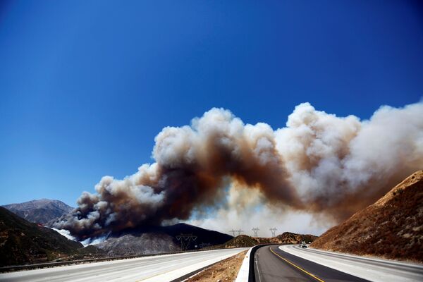 ستون دود حریق جنگلی در جاده سان-برناردینو، کالیفرنیا - اسپوتنیک ایران  