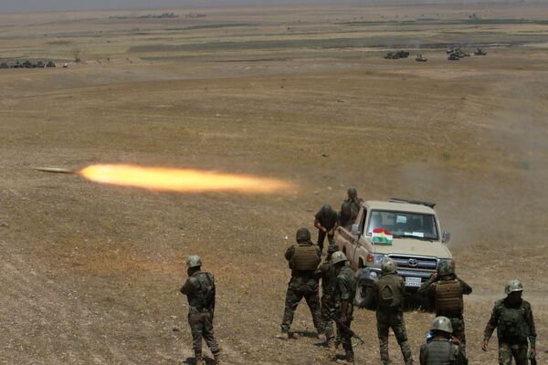 نظامیان کرد در حال آتشباری مواضع داعش در جنوب - شرق موصل - اسپوتنیک ایران  