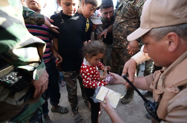 توزیع کمک های بشردوستانه روسیه در بین ساکنان « کوکب» سوریه - اسپوتنیک ایران  
