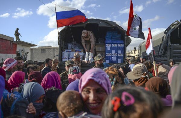 توزیع کمک های بشردوستانه روسیه در بین ساکنان « کوکب» سوریه - اسپوتنیک ایران  