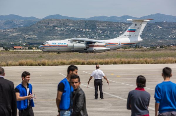 فرود هواپیمای اوضاع فوق العاده روسیه حامل کمک های بشردوستانه برای ساکنان سوریه در فرودگاه لاتاکی - اسپوتنیک ایران  