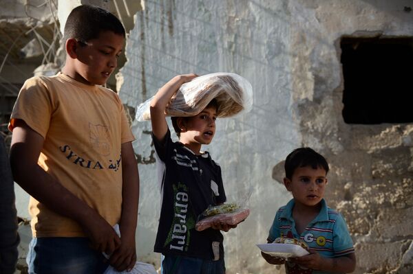 ساکنان « کوکب» - بچه های سوریه در زمان توزیع کمک بشردوستانه روسیه - اسپوتنیک ایران  