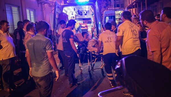 First aid officers carry an injured man to hospital August 20, 2016 in Gaziantep following a late night militant attack on a wedding party in southeastern Turkey - اسپوتنیک ایران  