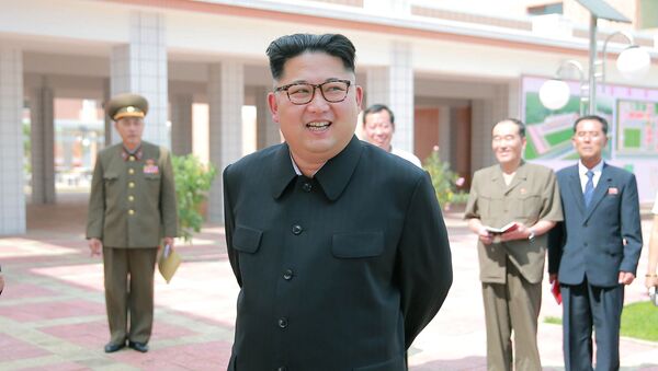 Лидер КНДР Ким Чен Ын во время визита в новую школу-интернат для сирот в Пхеньяне - اسپوتنیک ایران  