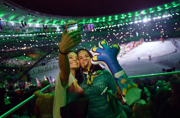 تماشاچیان در حال « سلفی»  در مراسم اختتامیه باز یهای المپیک در ریو د ژانیرو - اسپوتنیک ایران  