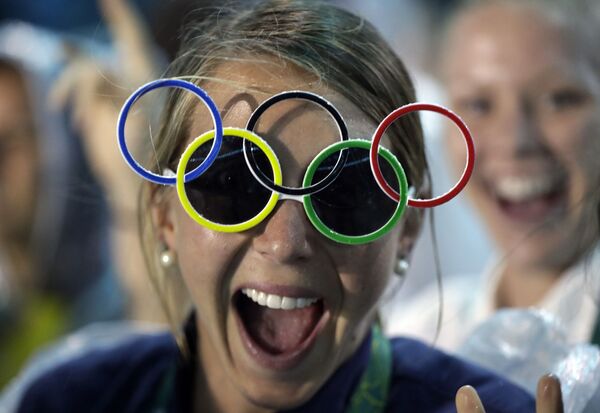 جکی بریگس آمریکایی با عینک المپیکی  در مراسم اختتامیه باز یهای المپیک در ریو د ژانیرو - اسپوتنیک ایران  