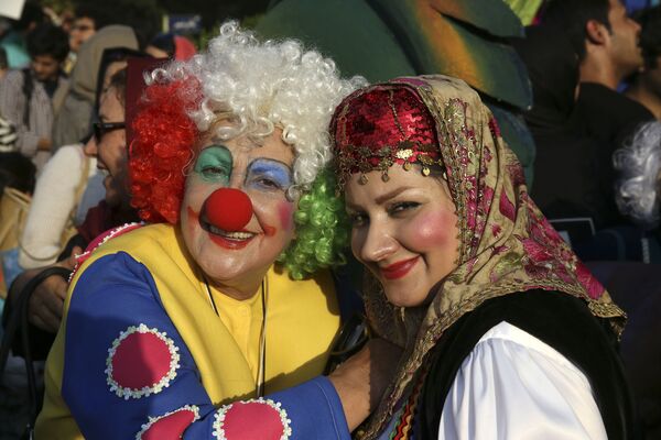 شرکت کنندگان کارناوال در زمان گشایش جشنواره بین المللی تئاتر عروسکی «تهران- مبارک» در ایران - اسپوتنیک ایران  