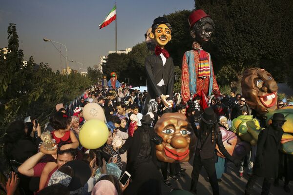 کارناوال در زمان گشایش جشنواره بین المللی تئاتر عروسکی «تهران- مبارک» در ایران - اسپوتنیک ایران  