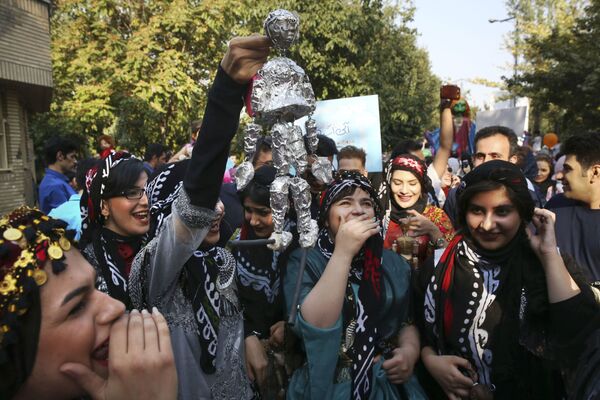 شرکت کنندگان کارناوال در زمان گشایش جشنواره بین المللی تئاتر عروسکی «تهران- مبارک» در ایران - اسپوتنیک ایران  