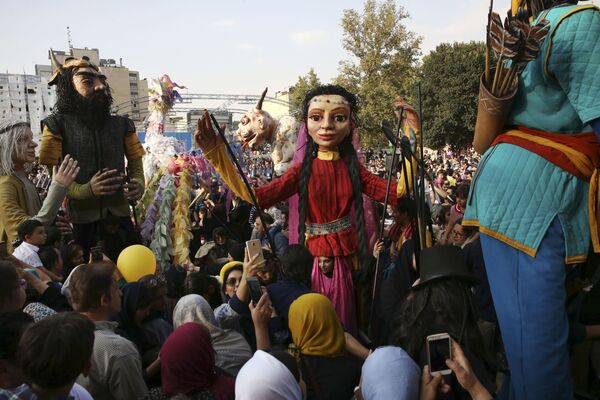 کارناوال در زمان گشایش جشنواره بین المللی تئاتر عروسکی «تهران- مبارک» در ایران - اسپوتنیک ایران  