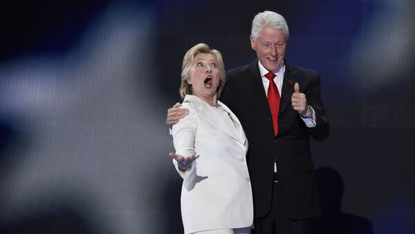 Кандидат в президенты США Хиллари Клинтон и ее муж, экс-президент США Билл Клинтон - اسپوتنیک ایران  