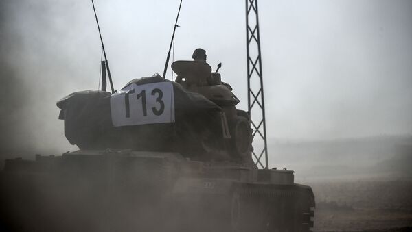 Военнослужащий турецкой армии в танке у границы с Сирией - اسپوتنیک ایران  