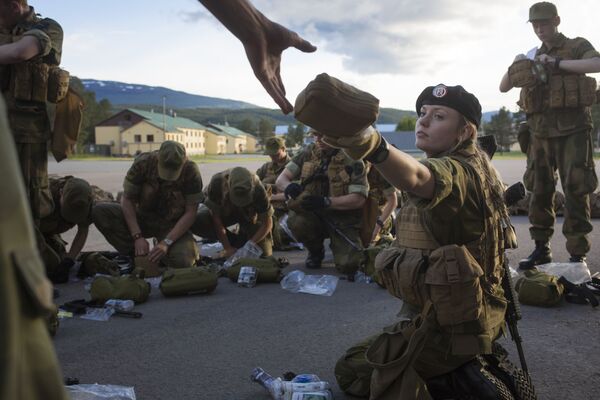 سربازان زن در ارتش نروژ در حال تمرین نظامی - اسپوتنیک ایران  