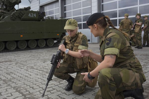 سربازان زن در ارتش نروژ در حال تمرین نظامی - اسپوتنیک ایران  