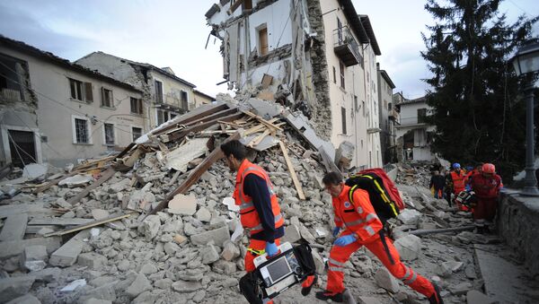 Спасатели у разрушенного дома в результате землетрясения в итальянском городе Аматриче - اسپوتنیک ایران  