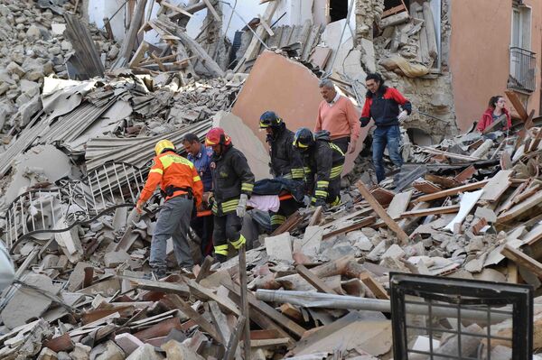امدادگران در حال نجات باقیماندگان در زیر آوار  پس از زلزله در ایتالیا - اسپوتنیک ایران  