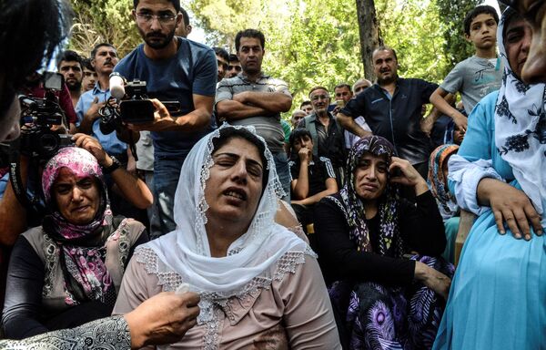 زاری و شیون زنان در مراسم عزاداری قربانیان  شهر غازی آنتپ ترکیه - اسپوتنیک ایران  