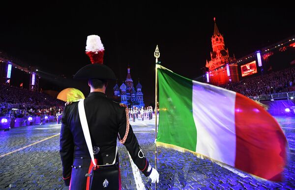 نوازندگان ارکستر نظامی ایتالیا در فستیوال بین المللی نظامی - موزیکال » برج اسپاسکی» مسکو - اسپوتنیک ایران  