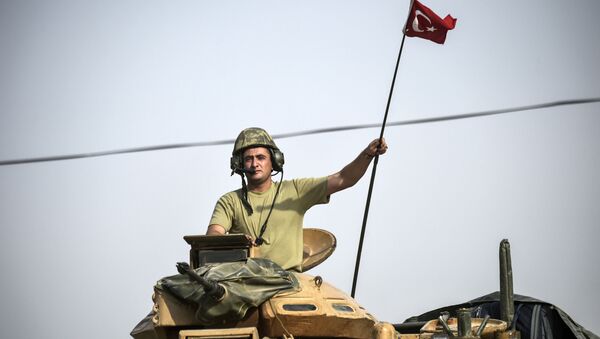 Военнослужащий турецкой армии с флагом Турции в Сирии - اسپوتنیک ایران  