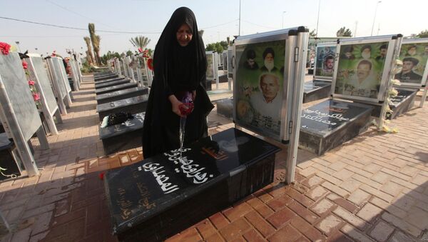 Женшина у могилы шиитском кладбище Вади ас-Салам в Ираке - اسپوتنیک ایران  