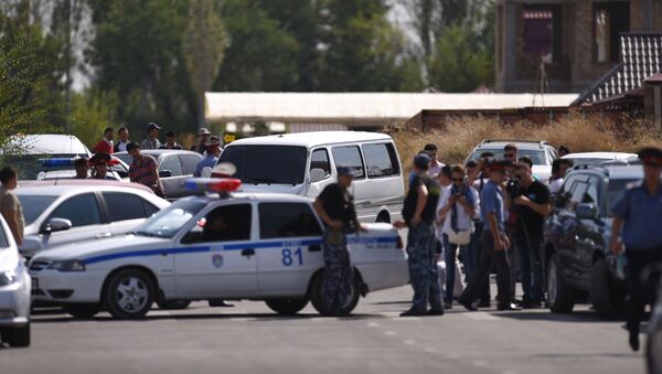 Сотрудники правоохранительных органов на месте взрыва автомашины марки Mitsubishi Delica, протаранившей ворота дипломатического представительства Китая в Бишкеке - اسپوتنیک ایران  