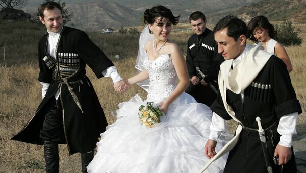 مسمومیت 200 نفر در یک عروسی در گرجستان - اسپوتنیک ایران  