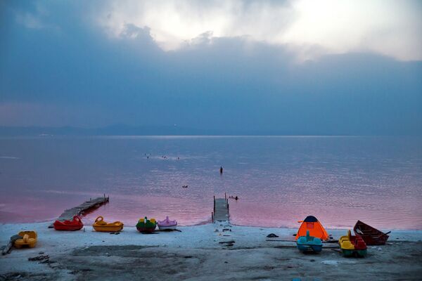 ایرانی ها در حال استراحت در  ساحل دریاچه ارومیه - اسپوتنیک ایران  