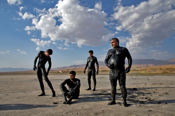 ایرانی ها در حال استراحت در  ساحل دریاچه ارومیه - اسپوتنیک ایران  