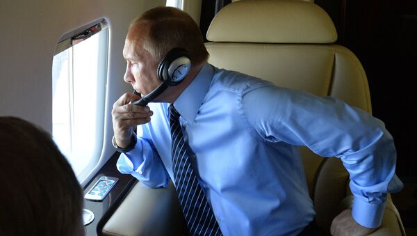 Президент РФ Владимир Путин во время перелета в Алтайский край - اسپوتنیک ایران  