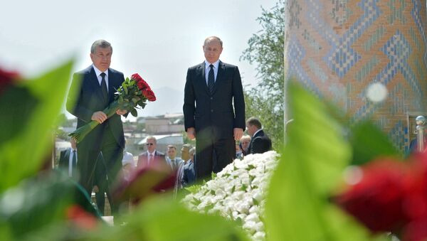 Премьер-министр Узбекистана Шавкат Мирзиёев и президент РФ Владимир Путин возлагают цветы на могилу первого президента Узбекистана Ислама Каримова - اسپوتنیک ایران  