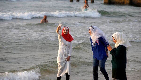 Девушки в хиджабах делают селфи на одном из пляжей Тель-Авива - اسپوتنیک ایران  