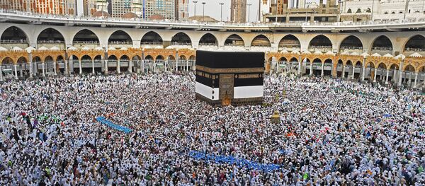Паломники во время хаджа совершают обход вокруг Каабы в мечете Месжид аль-Харам в Мекке - اسپوتنیک ایران  