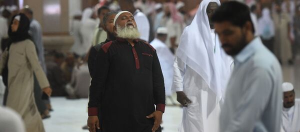 Паломники, прибывающие на хадж в Мекку, совершают намаз в Медине - اسپوتنیک ایران  