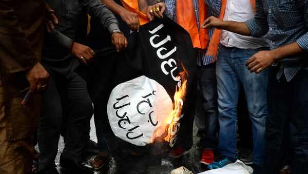 Activists from the right-wing Hindu Sena group burn a flag of the jihadist Islamic State group in New Delhi on August 5, 2015 - اسپوتنیک ایران  