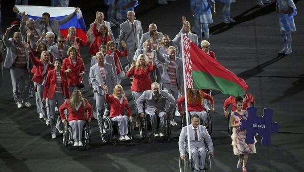 Белорусская паралимпийская сборная с российским флагом на церемонии открытия Паралимпиады-2016 в Рио-де-Жанейро - اسپوتنیک ایران  