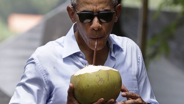 Барак Обама с кокосом в лаосском городе Луангпхабанг - اسپوتنیک ایران  