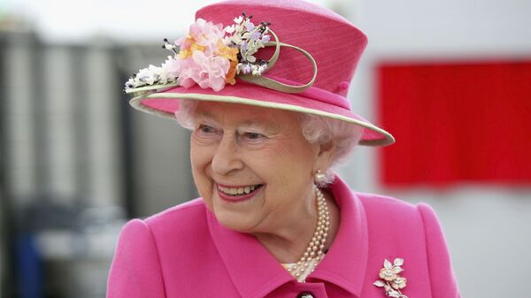 ملکه بریتانیا با عصا در انظار عمومی ظاهر شد - اسپوتنیک ایران  